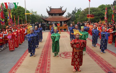 បុណ្យខួបបិតាជាតិ Lac Long Quan និងអុជធូបរំលឹកវិញ្ញាណក្ខ័ន្ធមាតាជាតិ Au Co - ảnh 1